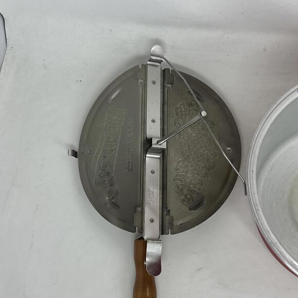 Red Genuine Whirley-Pop Popcorn Popper Red Metal Hand Crank Wabash Valley Farm - Picture 7 of 7